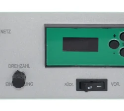 Bedienpanel-der-Pliermaschine.-Notaus-Netzanzeige-Drehzahlregelung-Richtungsschalter-Display-Start-Stop-scaled